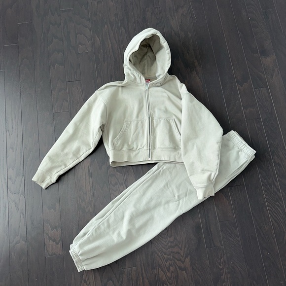 TNA Sweatsuit - Picture 1 of 4